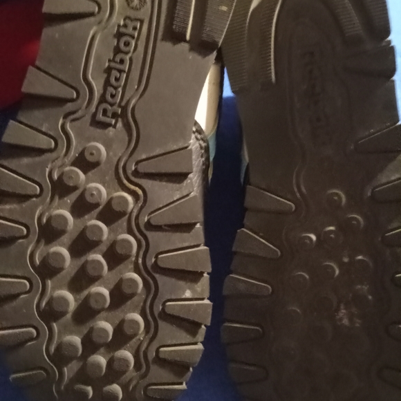 Kids size 10 Reebook shoes $15 - Picture 5 of 8